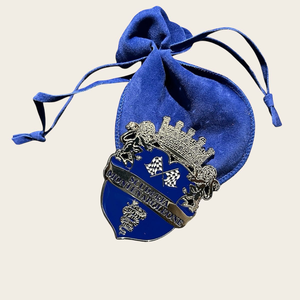 Car badge della Scuderia: sacchetto in velluto blu con ricamo dello stemma